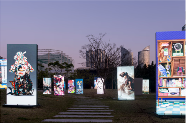 지난해 부산시립미술관 야외 조각공원에서 열린 '루프 랩 부산' 전시 '디지털 서브컬처: 모두가 창조자' 전시 전경. 부산시립미술관 제공