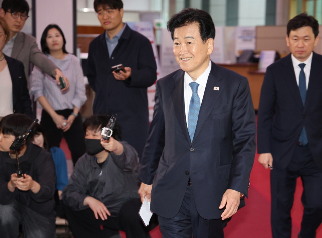 정동영 통일부 장관이 지난 20일 오후 외부 일정을 마친 뒤 서울 광화문 정부서울청사에 도착, 미국과 정보공유가 일부 제한된 것과 관련 입장을 밝힌 뒤 집무실로 향하고 있다. 연합뉴스