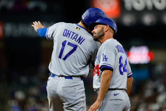 21일 콜로라도전에서 연속 출루 기록을 52경기로 늘린 뒤 오타니가 1루 코치와 대화하고 있다. 연합뉴스·이메인 이미지