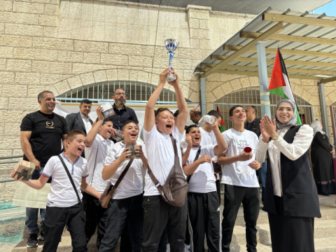 2024년 8월 28일 코이카의 지원으로 팔레스타인 알 람 여자중등학교 (Al Ram Secondary Girls School)에서 열린 과학·기술·공학·수학(STEM) 경진대회에서 대상을 수상한 학생들이 트로피를 들며 기뻐하고 있다. 코이카 제공