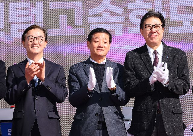 지난 2월부산 북구 만덕IC에서 열린 ‘만덕~센텀 도시고속화도로 개통식’에서 박형준 부산시장과 전재수 더불어민주당 의원 등 내빈들이 개통 퍼포먼스를 하고 있다. 정종회 기자 jjh@