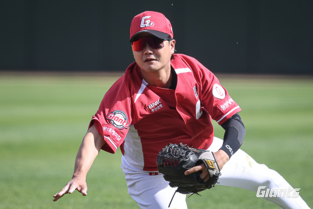 21일 두산 베어스전에서 우익수로 출전하는 롯데 자이언츠 손호영. 롯데 자이언츠 제공