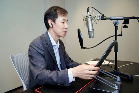 2026년 4월 20일 장애인의 날을 맞아 정정훈 캠코 사장이 시각장애인을 위한‘소리책(오디오북) 낭독 봉사활동’에 참여하고 있다.