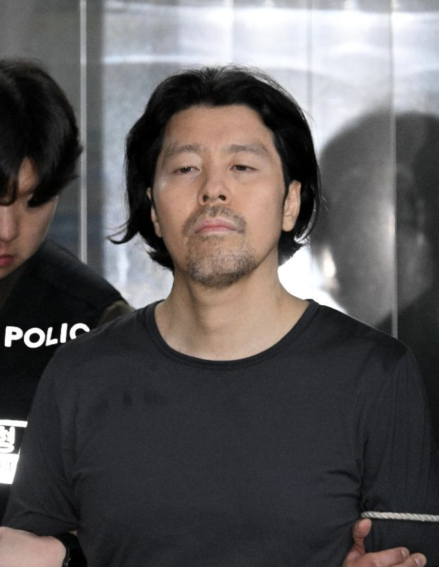 항공사 기장을 살해한 혐의로 구속된 김동환(49)이 검찰에 송치되기 위해 지난달 26일 오전 부산 부산진경찰서에서 호송차량으로 이동하고 있다. 김종진 기자 kjj1761@