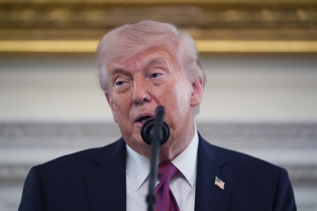 도널드 트럼프 대통령이 21일(현지시간) 워싱턴 백악관 국빈 만찬장에서 열린 NCAA 전국 챔피언 대회에서 연설하고 있다. AP 연합뉴스