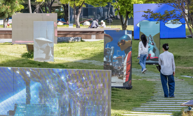 2026 루프 랩 부산이 진행 중인 부산시립미술관 야외 조각공원에서 시민들이 디지털 서브컬처 전시를 살펴보고 있다. 국제 미디어 아트 페스티벌 루프 랩 부산은 35곳에서 다채로운 전시를 선보인다. 김종진 기자 kjj1761@