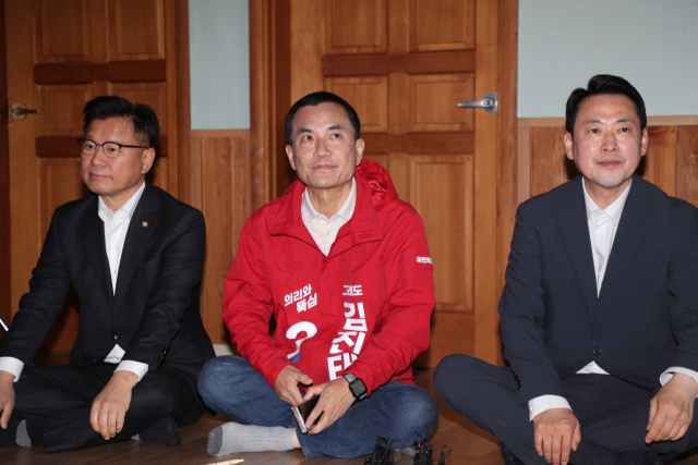 22일 강원 양양군 손양면 수산리어촌마을회관을 찾은 (왼쪽부터) 국민의힘 이양수 국회의원. 김진태 예비 후보, 장동혁 당 대표가 각자 다른 곳을 바라보고 있다. 연합뉴스