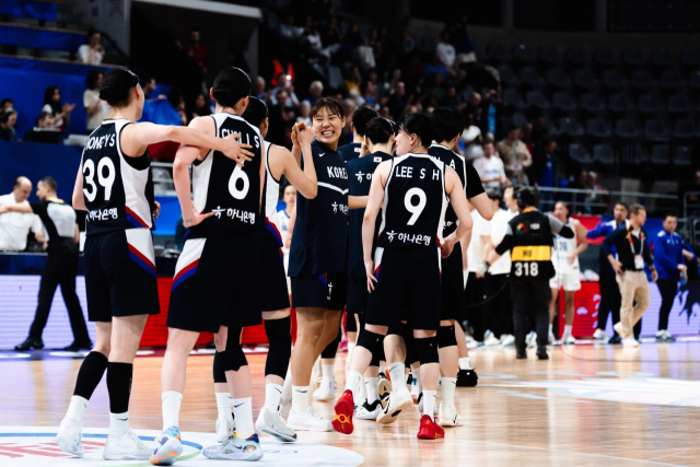 지난 3월 월드컵 본선에 진출한 뒤 환호하는 여자 농구 대표팀. FIBA 제공