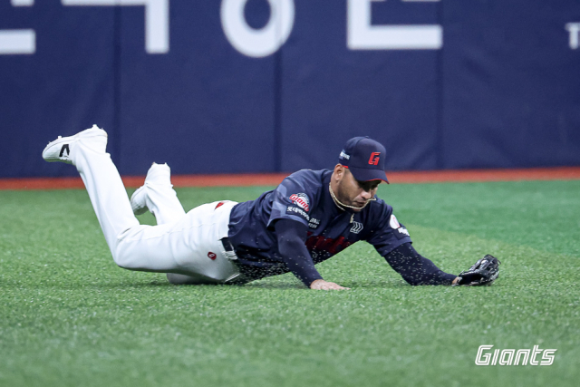 22일 두산전에서 우익수로 선발 출전하는 롯데 자이언츠 빅터 레이예스. 롯데 자이언츠 제공