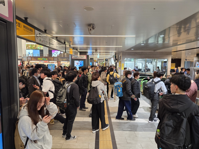 20일 오후 4시 52분 일본 혼슈 동쪽 해역에서 발생한 규모 7.7 지진으로 JR 동일본이 신칸센 도쿄-신아오모리 구간 등 운행을 중단했다. 사진은 이날 열차 운행 중단에 일본 센다이역 내부가 혼잡한 모습. 연합뉴스