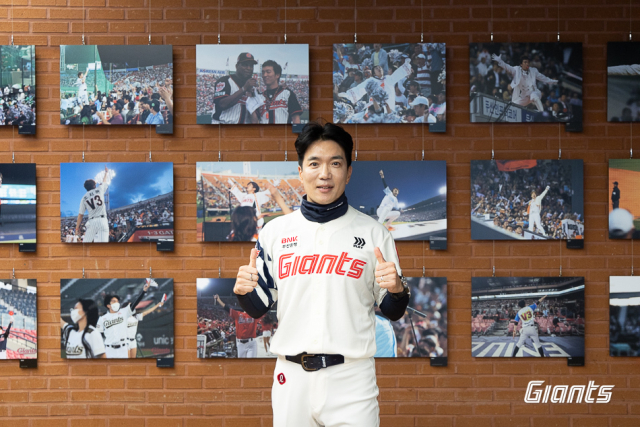 올해로 사직야구장에서 롯데 자이언츠 응원을 이끌고 있는 조지훈 응원단장이 단장 20주년을 맞았다. 조지훈 단장이 자신의 20주년 기념 사진 앞에서 기념 촬영을 하고 있다. 롯데 자이언츠 제공