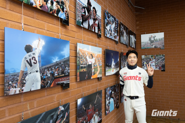 올해로 사직야구장에서 롯데 자이언츠 응원을 이끌고 있는 조지훈 응원단장이 단장 20주년을 맞았다. 조지훈 단장이 자신의 20주년 기념 사진 앞에서 기념 촬영을 하고 있다. 롯데 자이언츠 제공