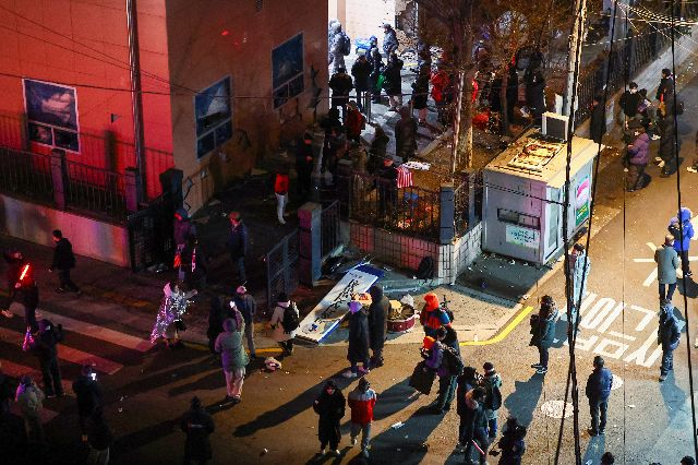 12·3 내란 이후 극우 세력이 모습을 드러내고 있다. 지난해 1월 19일 윤석열 지지자들이 경찰 방어선을 뚫고 서울서부지방법원을 파괴하는 모습. 연합뉴스