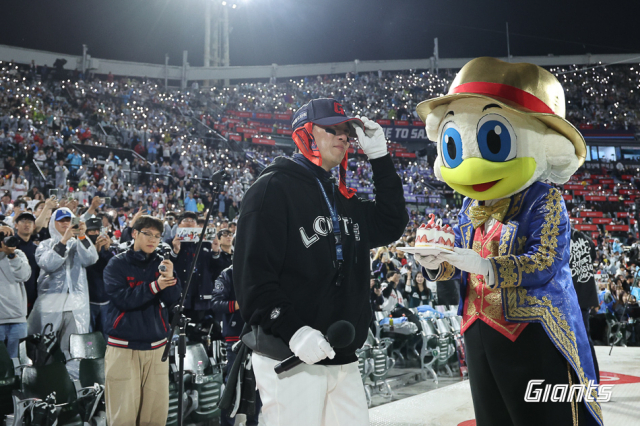 22일 롯데 자이언츠와 두산전에서 롯데 조지훈 응원단장의 20주년 행사가 열렸다. 롯데 자이언츠 제공