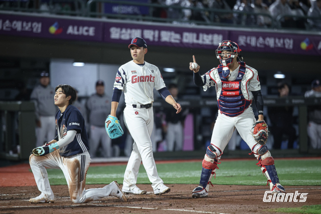롯데 자이언츠가 선발 김진욱이 5이닝 3실점으로 호투했지만, 타선이 침묵하면서 5연패에 빠졌다. 3회초 포수 손성빈이 두산 박준순의 홈 쇄도 때 비디오 판독을 요청하고 있다. 롯데 자이언츠 제공