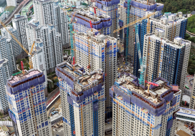 미국과 이란의 중동 전쟁 장기화로 국내 건설업계가 공사비 상승 등 위기 상황을 맞았다. 23일 부산의 한 재개발 현장 모습. 정종회 기자 jjh@