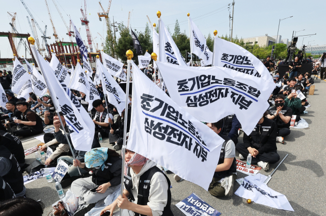 4월 23일 경기도 평택시 삼성전자 평택캠퍼스 앞에서 열린 삼성전자 노동조합 공동투쟁본부의 '투명하게 바꾸고, 상한폐지 실현하자-4/23 투쟁 결의대회'에서 조합원들이 구호를 외치고 있다. 연합뉴스