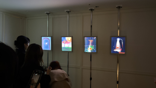 네덜란드 암스테르담을 기반으로 한 조질다 다 콘세이상 갤러리가 선보인 퀸투스 글레럼 작가의 '키키의 작은 놀라운 세계들'(Kiki’s Wonderful Little Worlds), 디스플레이 설치, 7분, 2026. 김은영 기자 key66@