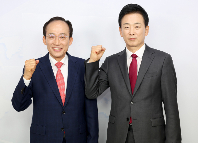 19일 대구 중구 매일신문사 스튜디오에서 열린 '제9회 전국동시지방선거 국민의힘 대구광역시장 경선 비전토론회'에서 추경호(왼쪽) 후보와 유영하 후보가 토론회 시작에 앞서 기념촬영을 하고 있다. 연합뉴스