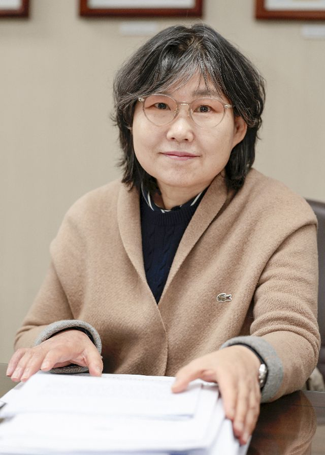 올해 포커스온 문학분야 선정자인 정영선 작가 부산일보DB