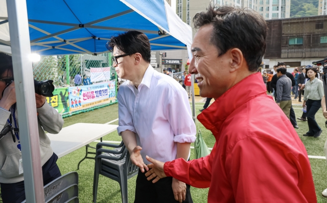 부산 북갑 국회의원 보궐선거에서 국민의힘 공천을 바라는 박민식 전 국가보훈부 장관과 무소속 출마를 공식화 한 한동훈 전 국민의힘 대표가 26일 부산 구포초에서 열린 동문운동회에 참석해 있다. 김종진 기자 kjj1761@