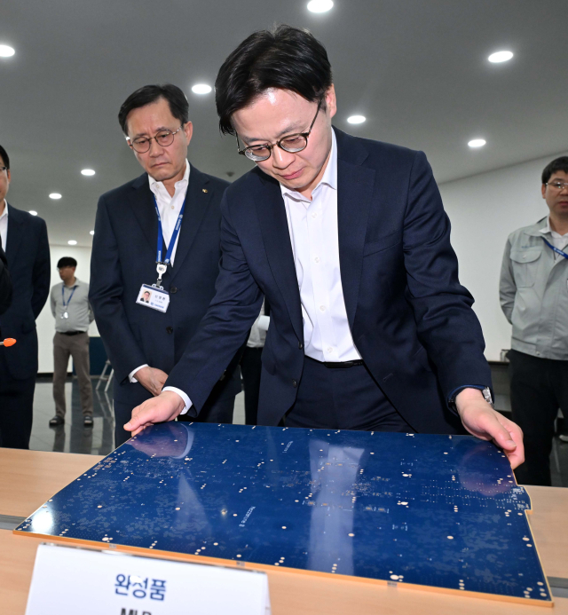 김정관 산업통상부 장관이 지난 13일 경기도 안산에 위치한 반도체 패키징 소재(PCB기판) 생산 기업인 대덕전자를 방문, 생산 설비를 둘러보고 있다. 공동취재단 제공
