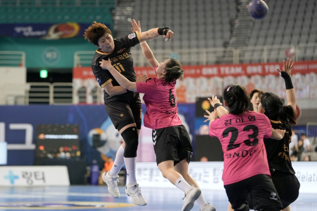 부산시설공단의 류은희가 지난 25일 서울 송파구 올림픽공원 핸드볼경기장에서 열린 경남개발공사와의 핸드볼 H리그 여자부 준플레이오프 경기에 슛을 날리고 있다. 한국핸드볼연맹 제공