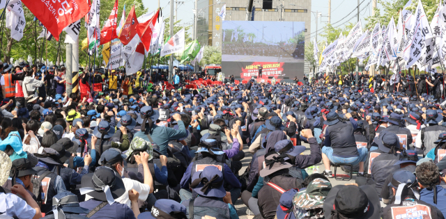 25일 오후 경남 진주시 정촌면 CU 진주물류센터 앞에서 민주노총 공공운수노조 화물연대본부가 '총력투쟁 결의대회'를 하고 있다. 연합뉴스