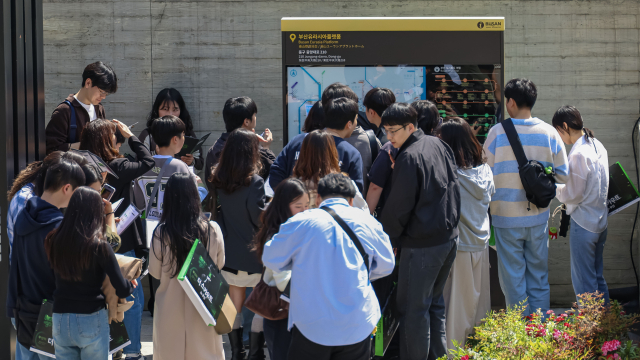 지난 25일 부산역 광장에서 관광객과 시민이 ‘더 스카우트 in 부산’ 미션투어 프로그램에 참가하고 있다. 김종진 기자 kjj1761@
