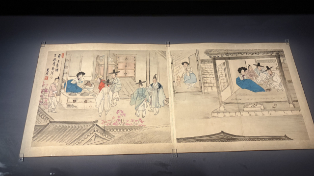 상설전시에서 만날 수 있는 신윤복의 '혜원전신첩'(국보) 속 풍속화. 조선 시대 한양의 선술집 풍경을 그린 '주사거배'(왼쪽)와 '홍루대주'. 김은영 기자 key66@