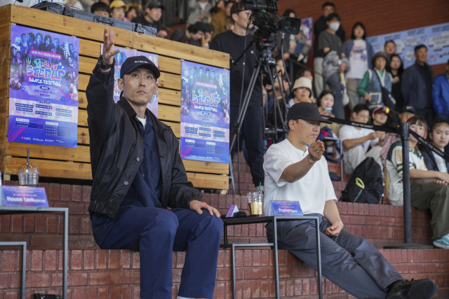 '2026부산스텝업댄스페스티벌' 둘째 날 1:1 댄스 배틀 프리스타일 심사를 맡은 팝봉(오른쪽)과 하우스택. 청년문화진흥협회 제공