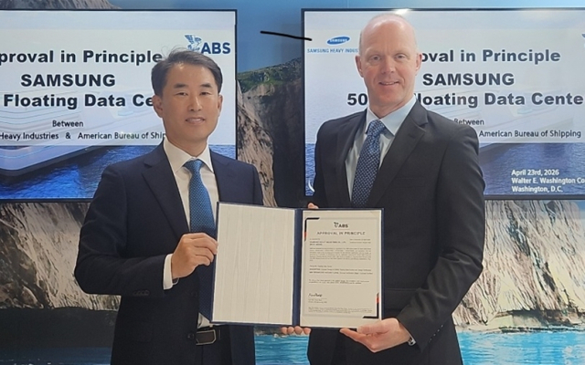 삼성중공업은 지난 20일부터 23일까지 미국 워싱턴 D.C.에서 열린 ‘데이터센터월드(DCW 2026)’에서 자체 개발한 부유식데이터센터에 대한 개념설계 인증을 획득했다. 삼성중공업 안영규 기술개발본부장(왼쪽)과 가레스 버튼(Gareth burton) ABS 글로벌 엔지니어링 부사장이 개념설계 인증서를 주고 받으면 기념촬영을 하고 있다. 삼성중공업 제공
