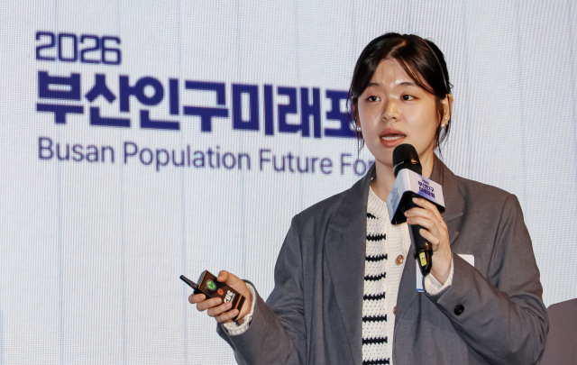 2026 부산인구미래포럼이 27일 부산 해운대구 웨스틴조선에서 열렸다. 고우림 서울대 인구정책연구센터 교수가 기조강연을 하고 있다. 김종진 기자 kj1761@