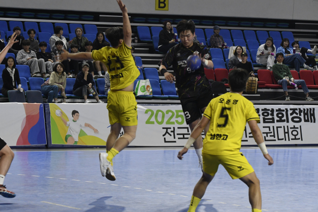 2026 대한핸드볼협회장배 전국초중고핸드볼선수권대회가 29일부터 경남 고성에서 열린다. 지난해 남자 고등부 결승전에서 경북 선산고와 경기도 남한고가 결승전에서 대결하는 모습. 대한핸드볼협회 제공