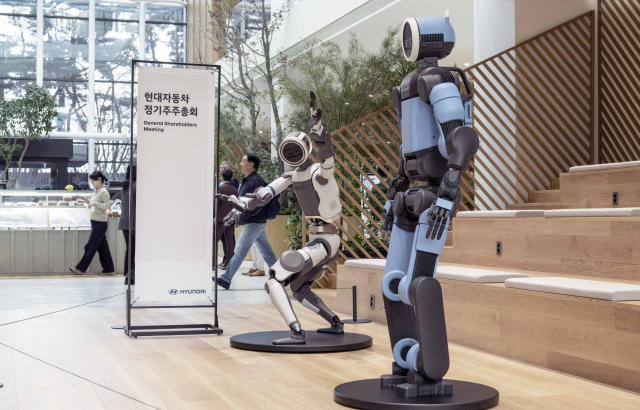 보스턴다이나믹스의 '차세대 전동식 아틀라스' 비구동 모델이 현대자동차 양재동 본사사옥에 전시돼 있다. 연합뉴스