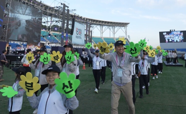 부산 선수단이 지난 23일 경남 김해시에서 열린 2026 전국생활체육대축전 개회식 때 입장하고 있다. 부산시체육회 제공