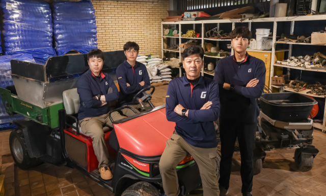 경기의 시작과 끝에서 매일의 새로운 경기를 준비하는 그라운드키퍼. 사직야구장의 그라운드 키퍼들. 김종진 기자 kjj1761@