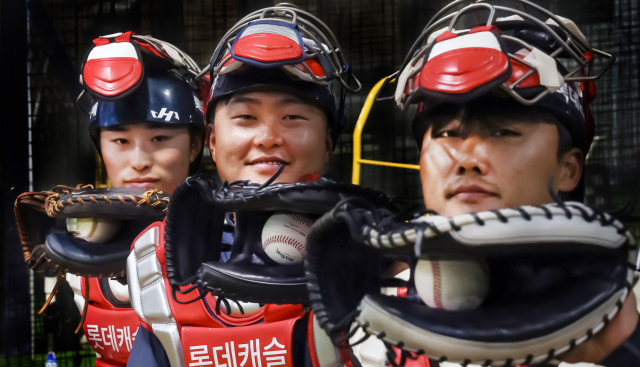 불펜 포수는 선수들의 최고의 경기력을 위해 보이지 않는 곳에서 던지고 받는다. 롯데 자이언츠 불펜 포수 양연수, 김지석, 이도현(왼쪽부터) 김종진 기자 kjj1761@