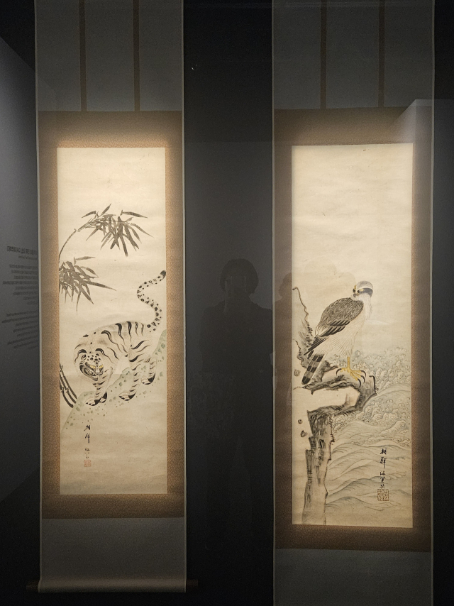 흥구와 매기 캐릭터의 원조인 부산 동래 작가의 호랑이 그림(왼쪽)과 매 그림. 이번 전시 마지막에 만날 수 있다. 김효정 기자