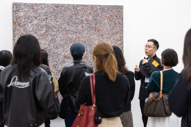 ‘아트부산 2025’ 도슨트 투어 전경. 아트부산 제공