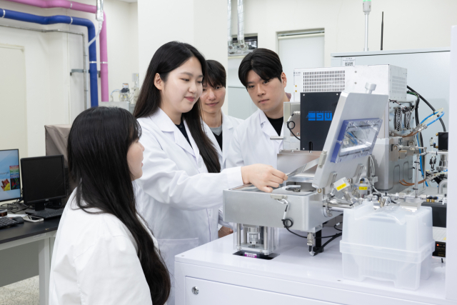 국립부경대는 대학 평가에서 역대 최고의 성과를 거두고 있다. 연구 중인 학생들. 국립부경대 제공