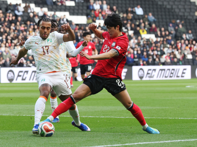 홍명보호의 설영우가 지난달 28일(현지 시간) 영국 밀턴킨스 스타디움 MK에서 열린 코트디부아르와 평가전에서 볼다툼을 벌이고 있다. 연합뉴스