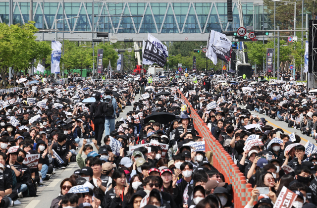 23일 경기도 평택시 삼성전자 평택캠퍼스 앞에서 열린 삼성전자 노동조합 공동투쟁본부의 '투명하게 바꾸고, 상한폐지 실현하자-4/23 투쟁 결의대회'에서 노조 깃발이 입장하고 있다. 연합뉴스