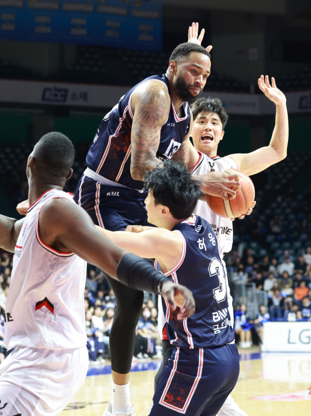 부산 KCC의 숀 롱이 지난 28일 부산 사직체육관에서 열린 2025-2026 프로농구 안양 정관장과의 4강 PO 3차전 경기에서 리바운드를 따내고 있다. 연합뉴스