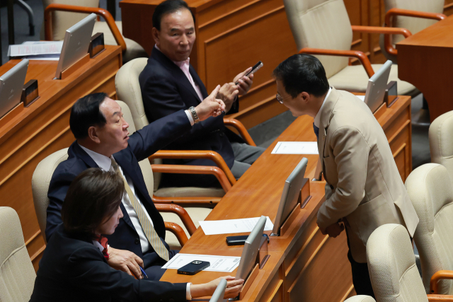 더불어민주당 울산시장 후보인 김상욱 의원이 28일 국회에서 열린 4월 임시국회 8차 본회의에서 국민의힘 한기호 의원으로부터 악수를 거절당하고 있다. 연합뉴스