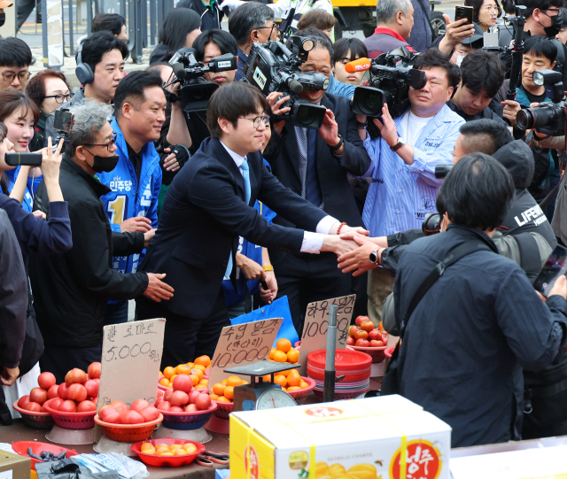 ６·3 지방선거와 함께 치러지는 부산 북갑 보궐선거 더불어민주당 후보로 출마하는 하정우 전 청와대 AI 수석이 29일 오후 부산 북구 구포시장을 찾아 상인과 인사하고 있다. 연합뉴스