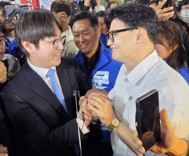 ６·3 지방선거와 함께 치러지는 부산 북갑 보궐선거에 출마하는 하정우 전 청와대 AI 수석과 한동훈 전 국민의힘 대표가 29일 오후 부산 북구 구포시장에서 유세를 펼치던 중 만나 인사하고 있다. 연합뉴스