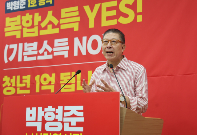 국민의힘 박형준 부산시장 후보가 지난달 29일 부산시의회 브리핑룸에서 1호 공약으로 ‘복합소득 청년 1억 자산형성 프로젝트’를 발표하고 있다. 이재찬 기자 chan@