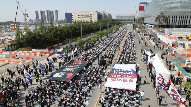 지난달 23일 경기도 평택시 삼성전자 평택캠퍼스 앞에서 열린 삼성전자 노동조합 공동투쟁본부의 '투명하게 바꾸고, 상한폐지 실현하자-4/23 투쟁 결의대회'에서 조합원들이 구호를 외치고 있다. 연합뉴스