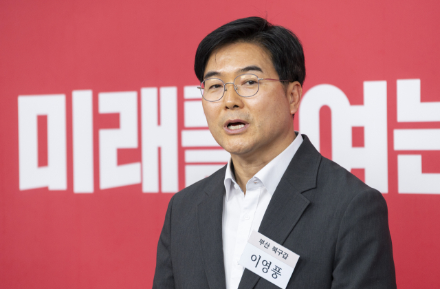 이영풍 전 KBS 기자가 1일 서울 여의도 국민의힘 중앙당사에서 6·3 재보선 부산 북구 갑 선거구 공천 면접을 마친 뒤 취재진 질문에 답하고 있다. 연합뉴스
